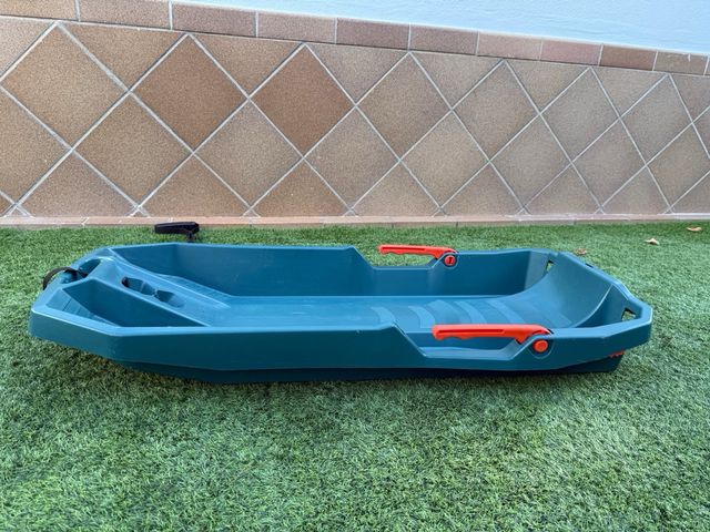 Trineo para la nieve de dos plazas, con frenos.