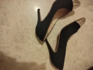 Zapatos de tacón negros y dorados