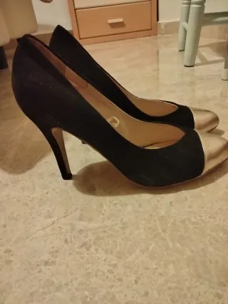 Zapatos de tacón negros y dorados