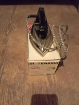 Plancha de ropa vintage JOTA