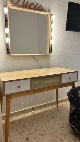 Tocador con espejo y luces