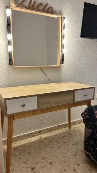 Tocador con espejo y luces