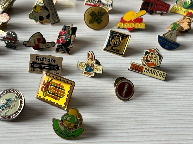Lote de 74 pines franceses vintage
