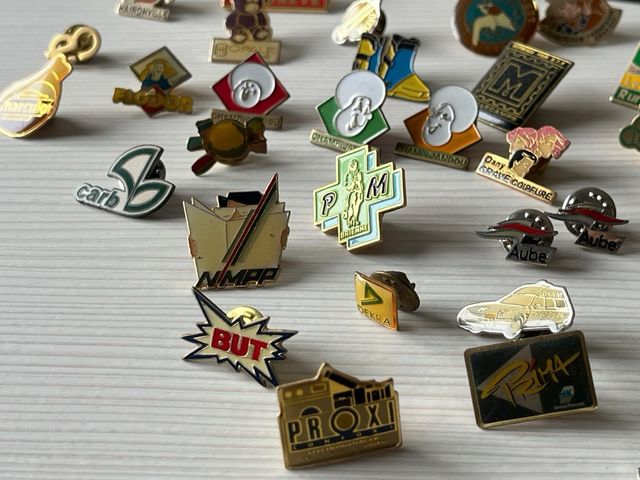 Lote de 74 pines franceses vintage