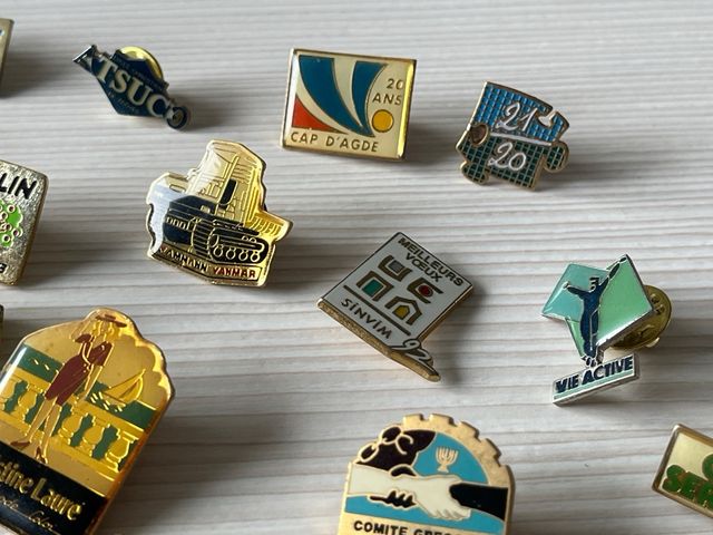 Lote de 74 pines franceses vintage