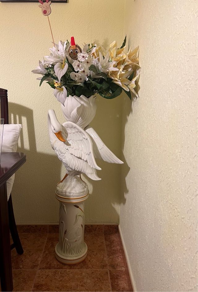 Figura cisne con pie de cerámica