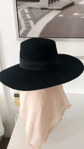 Sombrero negro ala ancha mujer