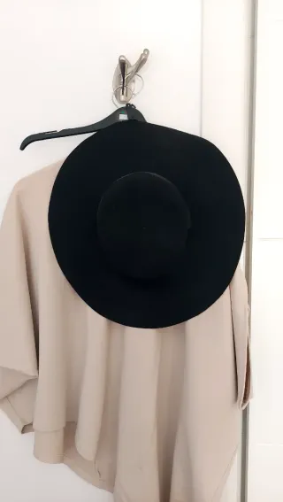 Sombrero negro ala ancha mujer