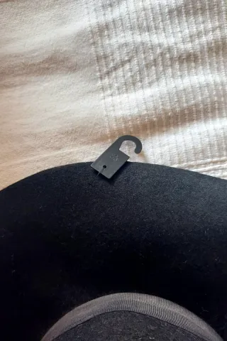 Sombrero negro ala ancha mujer