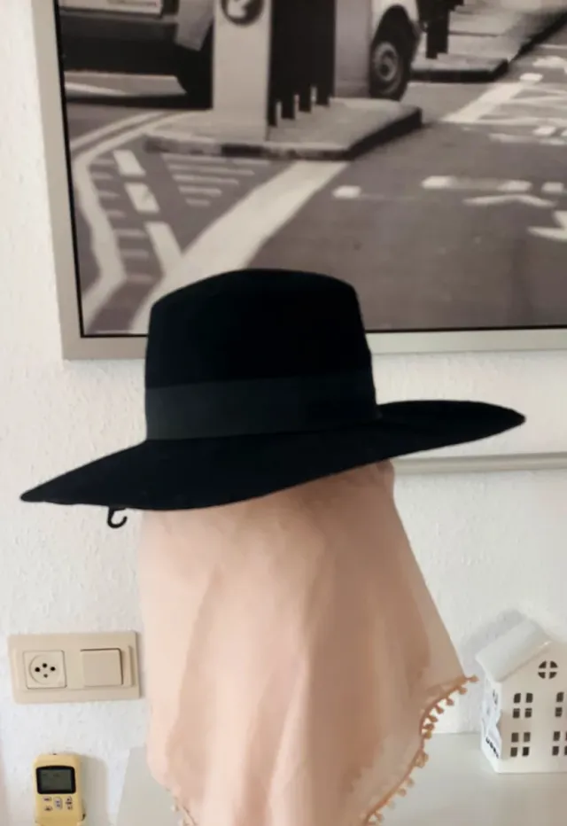 Sombrero negro ala ancha mujer