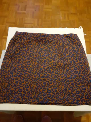 Falda estampada marrón y azul, poliéster y elasten