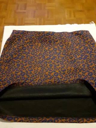 Falda estampada marrón y azul, poliéster y elasten