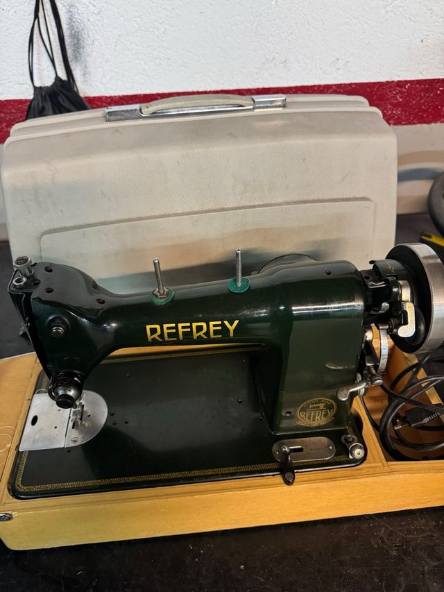 Máquina de coser Refrey