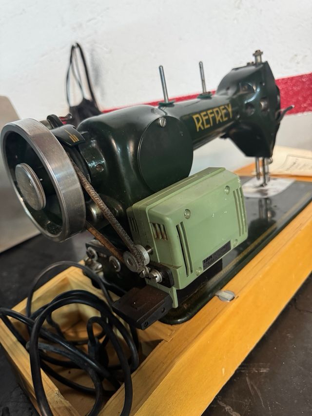 Máquina de coser Refrey