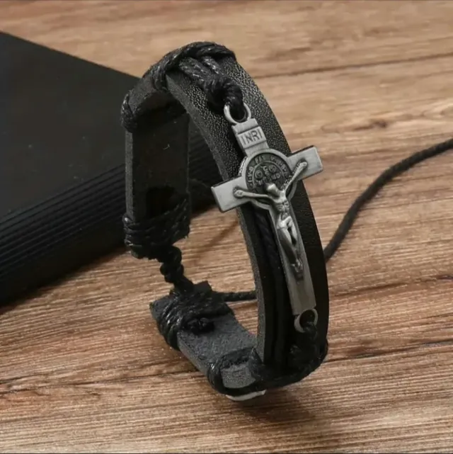 Pulsera cuero negra con cruz