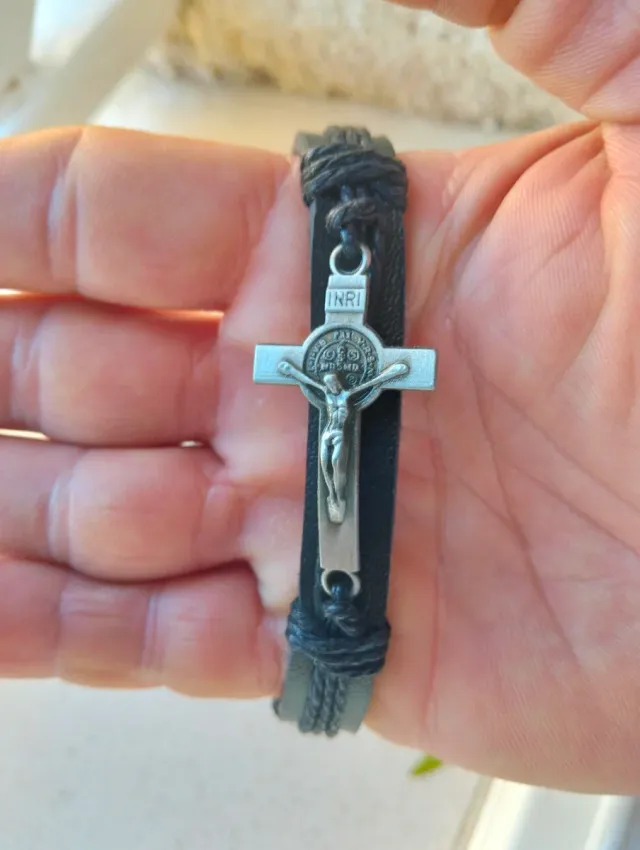 Pulsera cuero negra con cruz