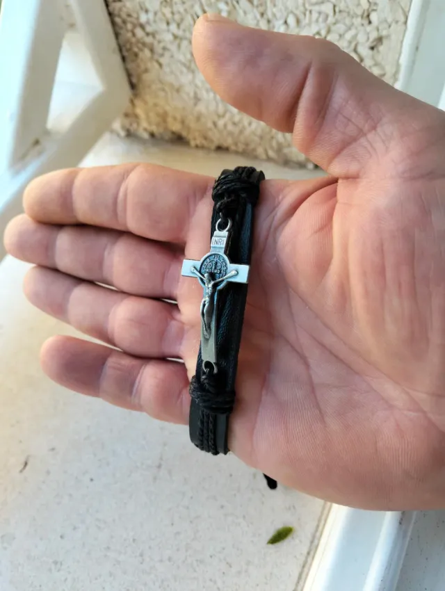 Pulsera cuero negra con cruz