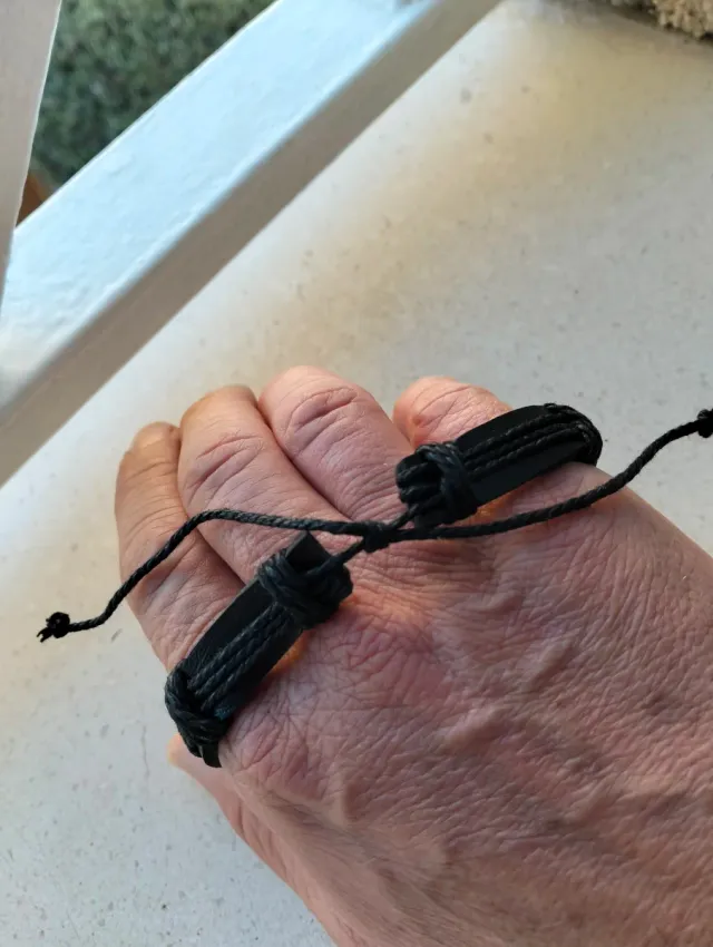 Pulsera cuero negra con cruz