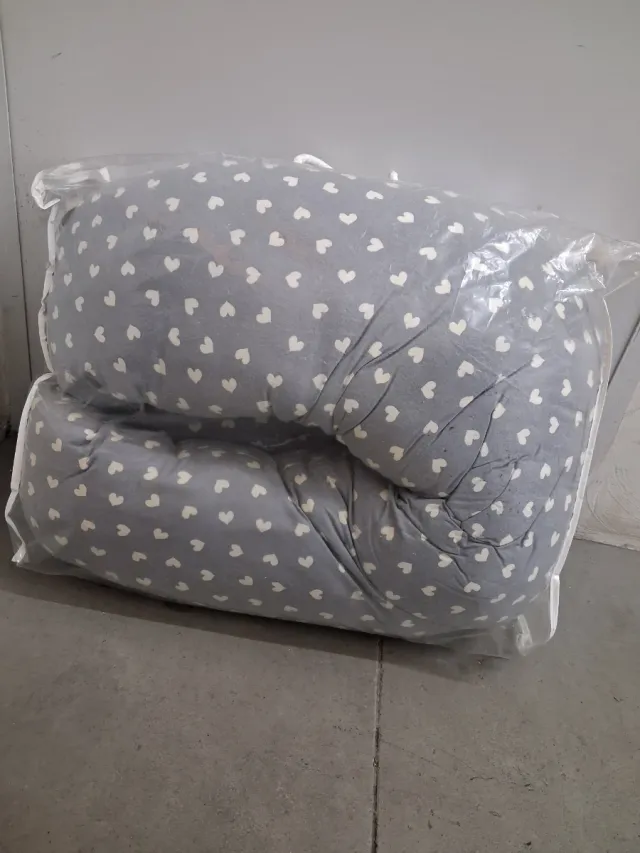 Cojín de lactancia gris con corazones