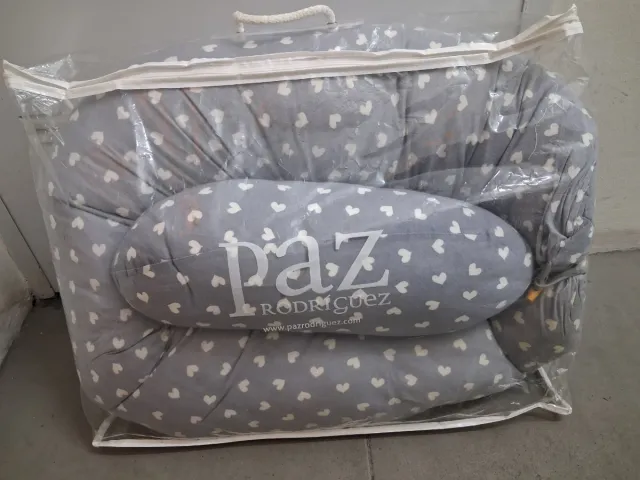 Cojín de lactancia gris con corazones