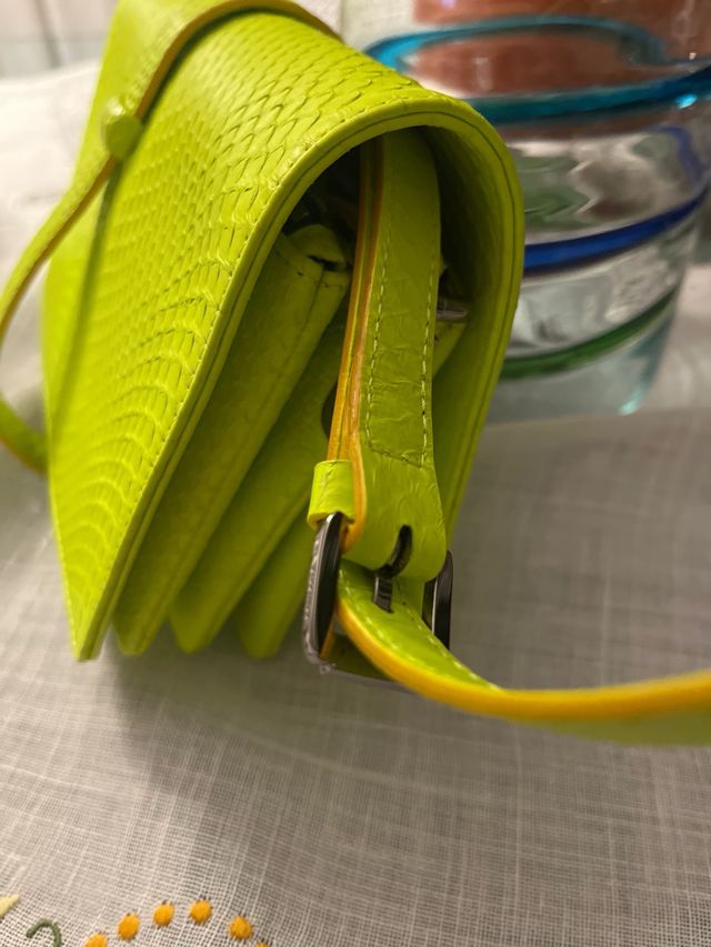 Bolso Barbara Bui verde/amarillo medidas.  20x 15