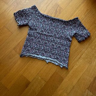 Maglia a barca elasticizzata floreale