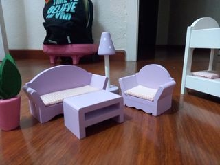 Casita de muñecas de madera con muebles