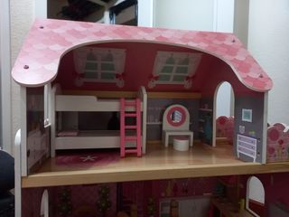 Casita de muñecas de madera con muebles