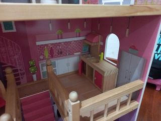 Casita de muñecas de madera con muebles