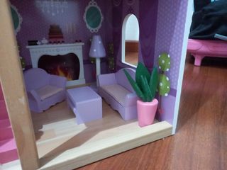 Casita de muñecas de madera con muebles