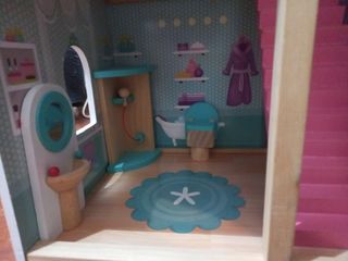 Casita de muñecas de madera con muebles