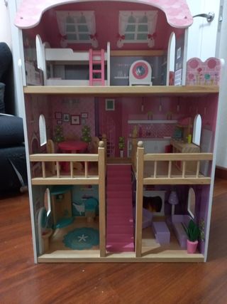 Casita de muñecas de madera con muebles