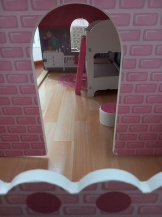 Casita de muñecas de madera con muebles