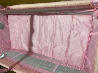 Cuna de viaje rosa con estampado de jirafa