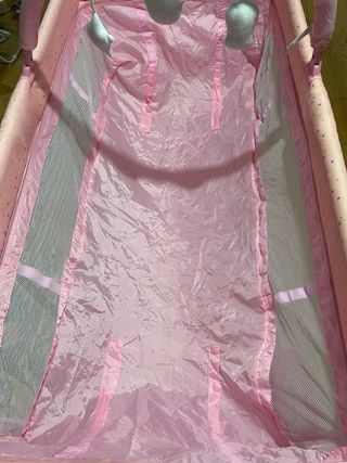 Cuna de viaje rosa con estampado de jirafa