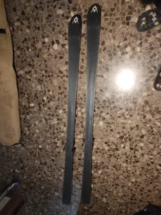 Esquís Volkl con fijaciones y botas T42