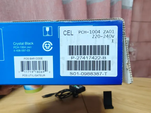 PlayStation PS Vita em caixa.