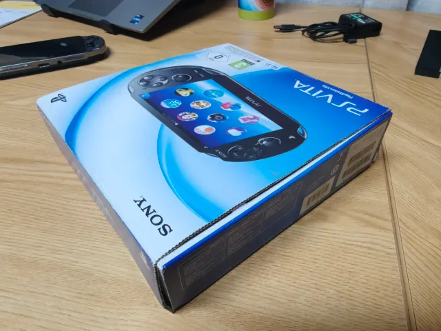 PlayStation PS Vita em caixa.
