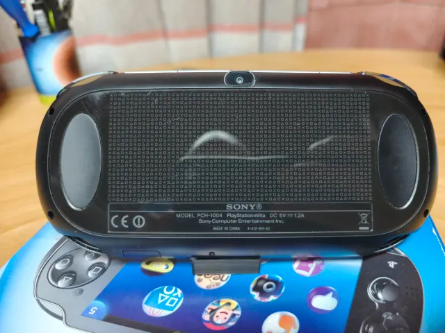 PlayStation PS Vita em caixa.