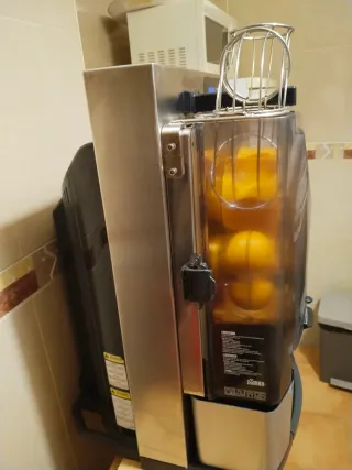 Maquina zumo exprimidor. Zumex essential pro