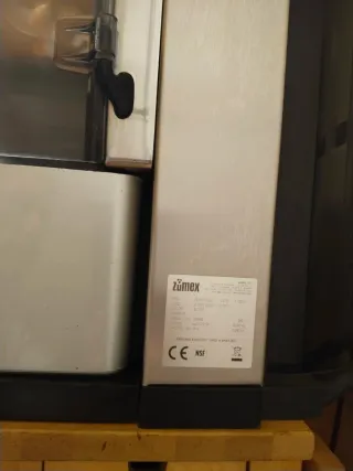 Maquina zumo exprimidor. Zumex essential pro