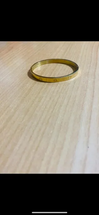 Bracciale dorato con incisioni