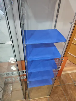 2 Vitrinas expositoras de cristal y madera