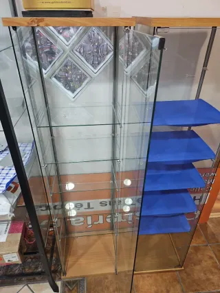 2 Vitrinas expositoras de cristal y madera