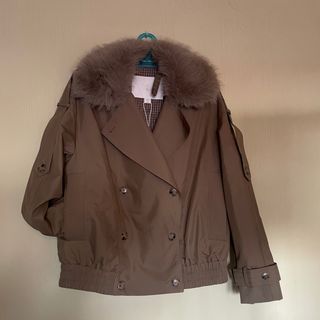 Chaqueta verde militar con cuello de pelo