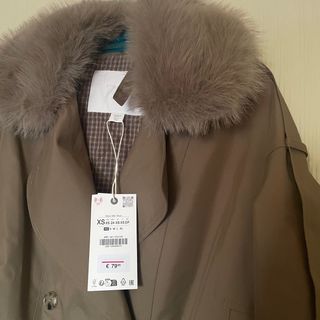 Chaqueta verde militar con cuello de pelo