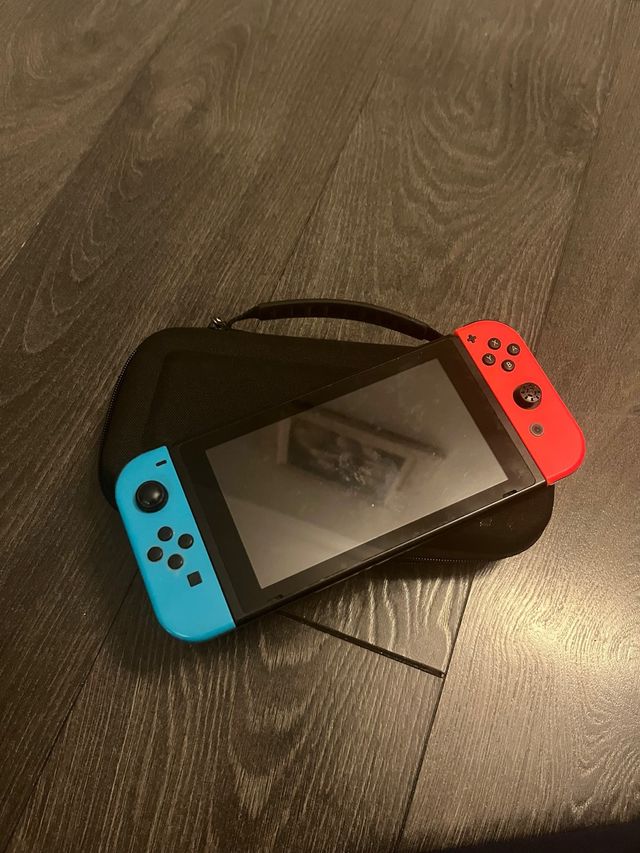 Nintendo Switch + custodia + caricabatterie + scatola + controller
