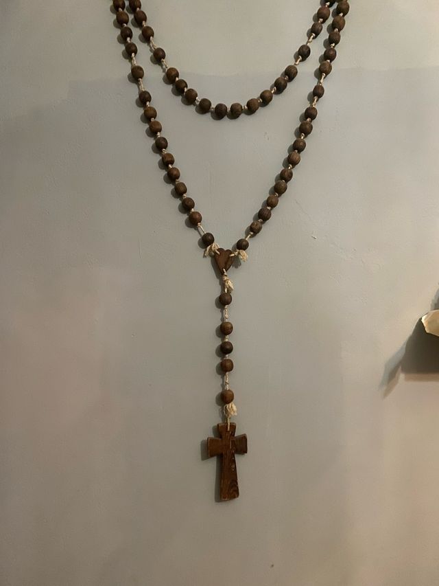 Rosario de pared antiguo de madera.