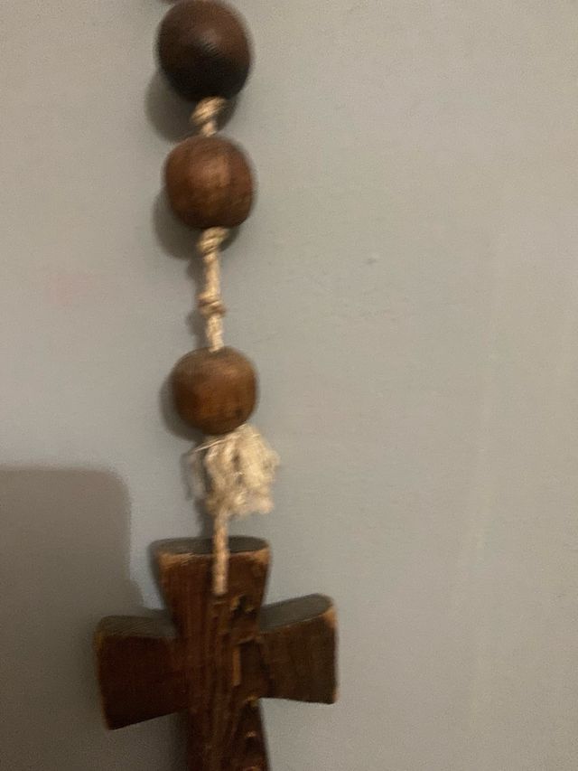 Rosario de pared antiguo de madera.