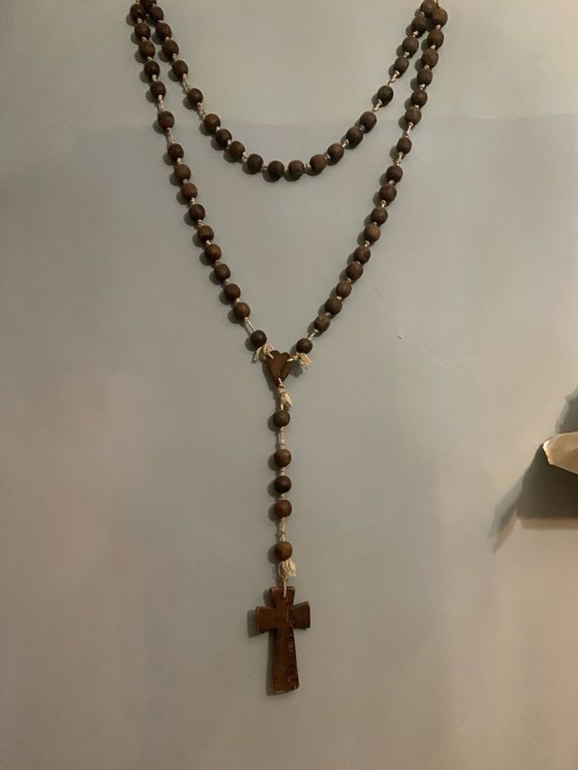 Rosario de pared antiguo de madera.